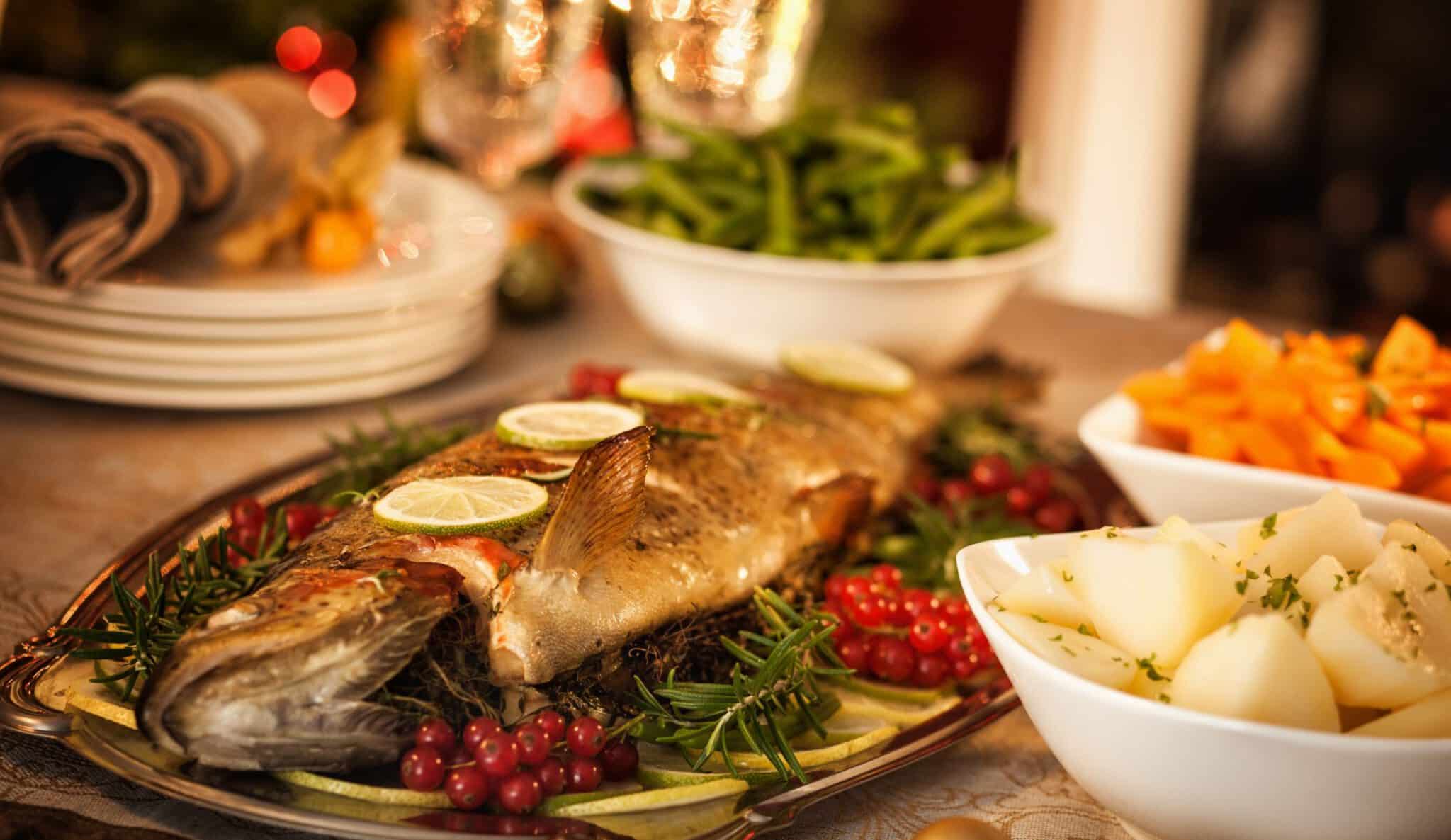 Fisch am weihnachtlich dekorierten Tisch