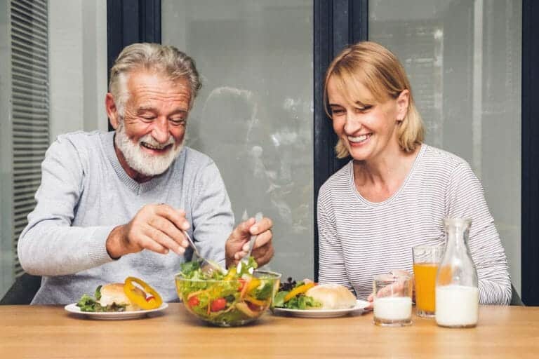 Geschmack kennt kein Alter Älterer Mann und Frau beim Essen