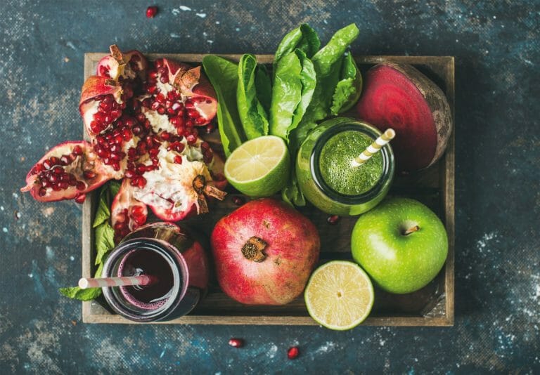 Kalorien besser essen statt drinken Obst und Smoothies in einer Holzkiste