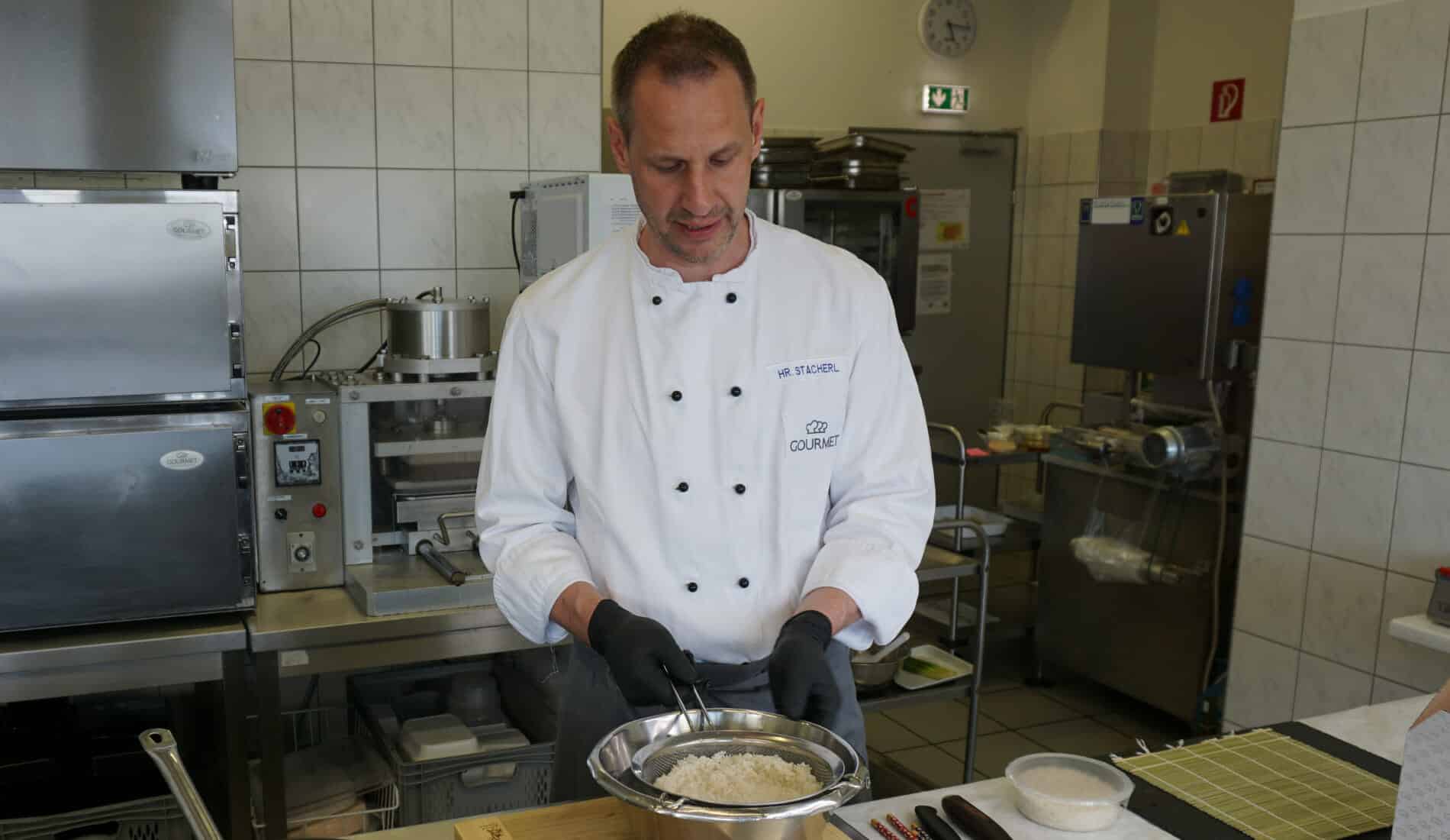 Entwicklungskoch Markus Stacherl beim Gourmet Cookinar für Mitarbeiterinnen