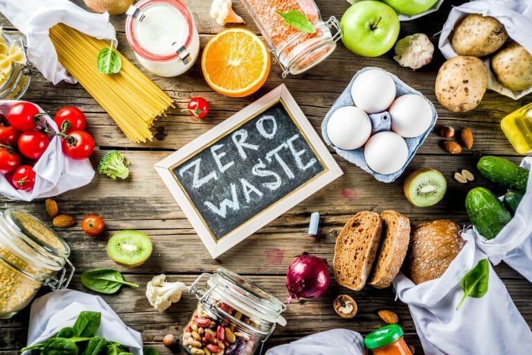 Verschiedene Lebensmittel und eine Tafel mit der Aufschrift "Zero Waste"