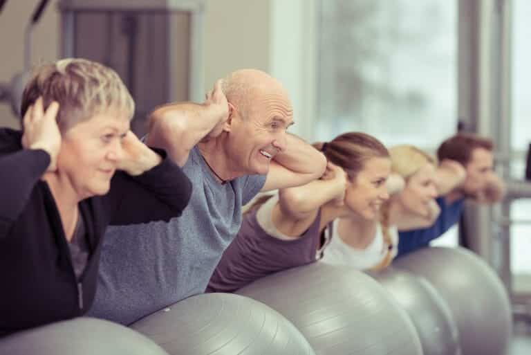 Fitness für Senioren ältere Menschen beim Turnen mit Gymnastikbällen