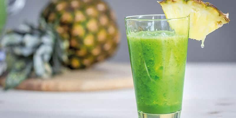 Grünes Getränk mit Ananas