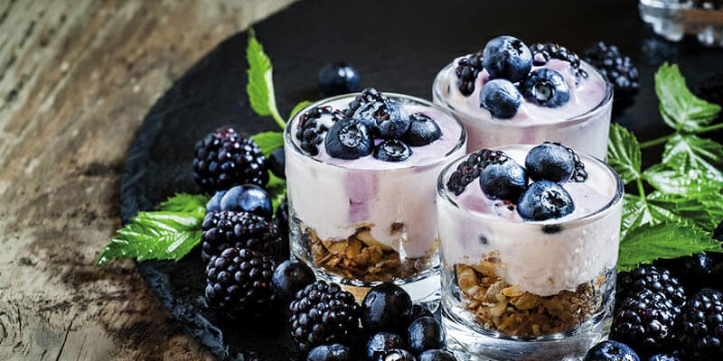 Porridge (oder auch Oatmeal) mit Beeren oder Bananen zum Frühstück sind der ideale Anti-Stress-Snack.