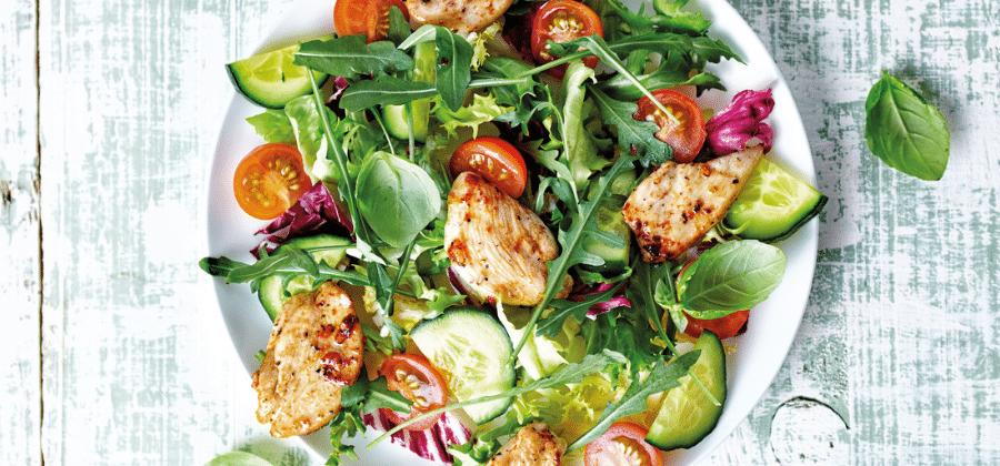 Salat mit Hühnerstücken und Gemüse