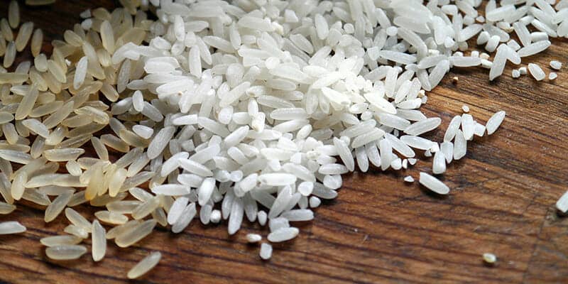 Reis auf einem Holztisch