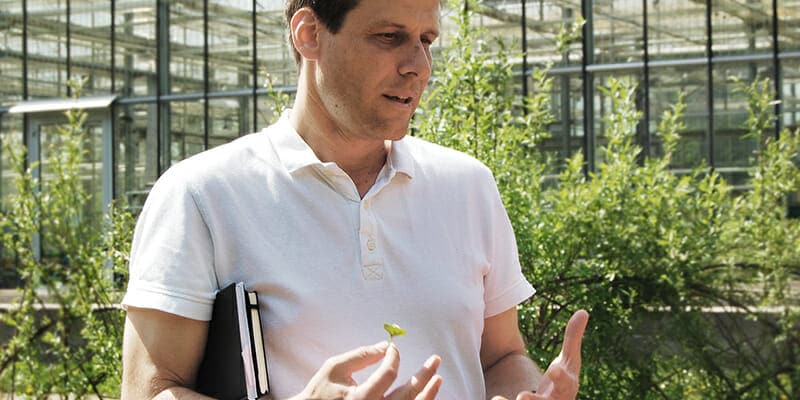 City Farm Schönbrunn Gründer Wolfgang Palme erklärt im Freien was Kinder im Garten alles lernen können