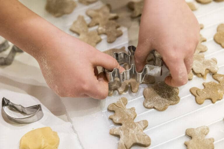 Kinderhand sticht einen Keks aus