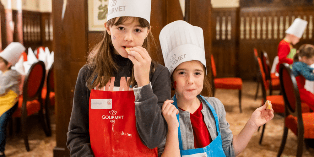 Kinder mit Keksen bei der Gourmet Backwerkstatt