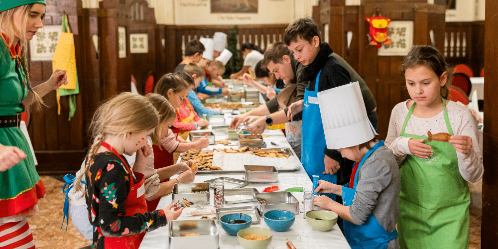 Kinder beim Kekse verzieren bei der Gourmet Backwerkstatt