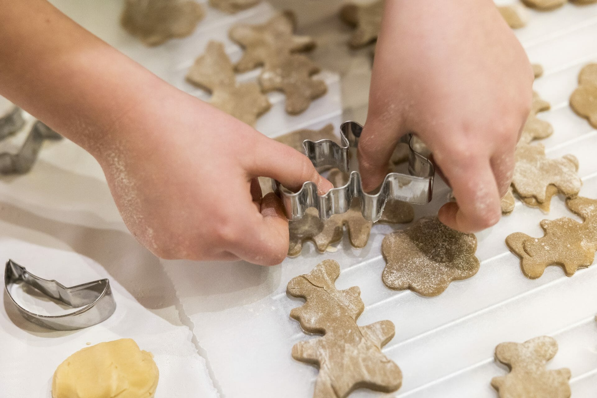 Gourmet Backwerkstatt Kind sticht Kekse aus