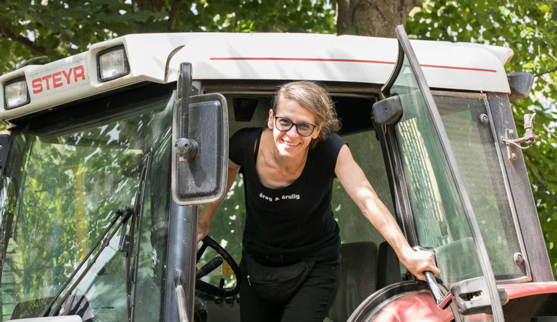 Christine Kolmar vom Biohof Taschner-Kolmar am Traktor