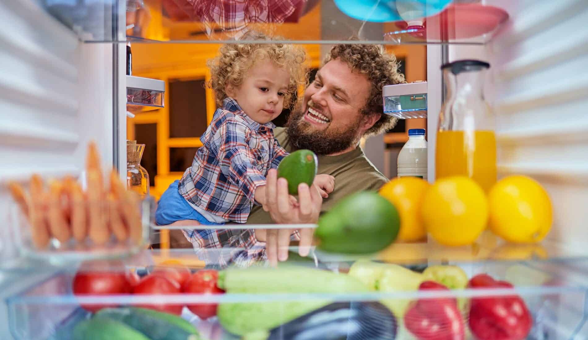 Teller statt Tonne Mann und Kind beim offenen Kühlschrank