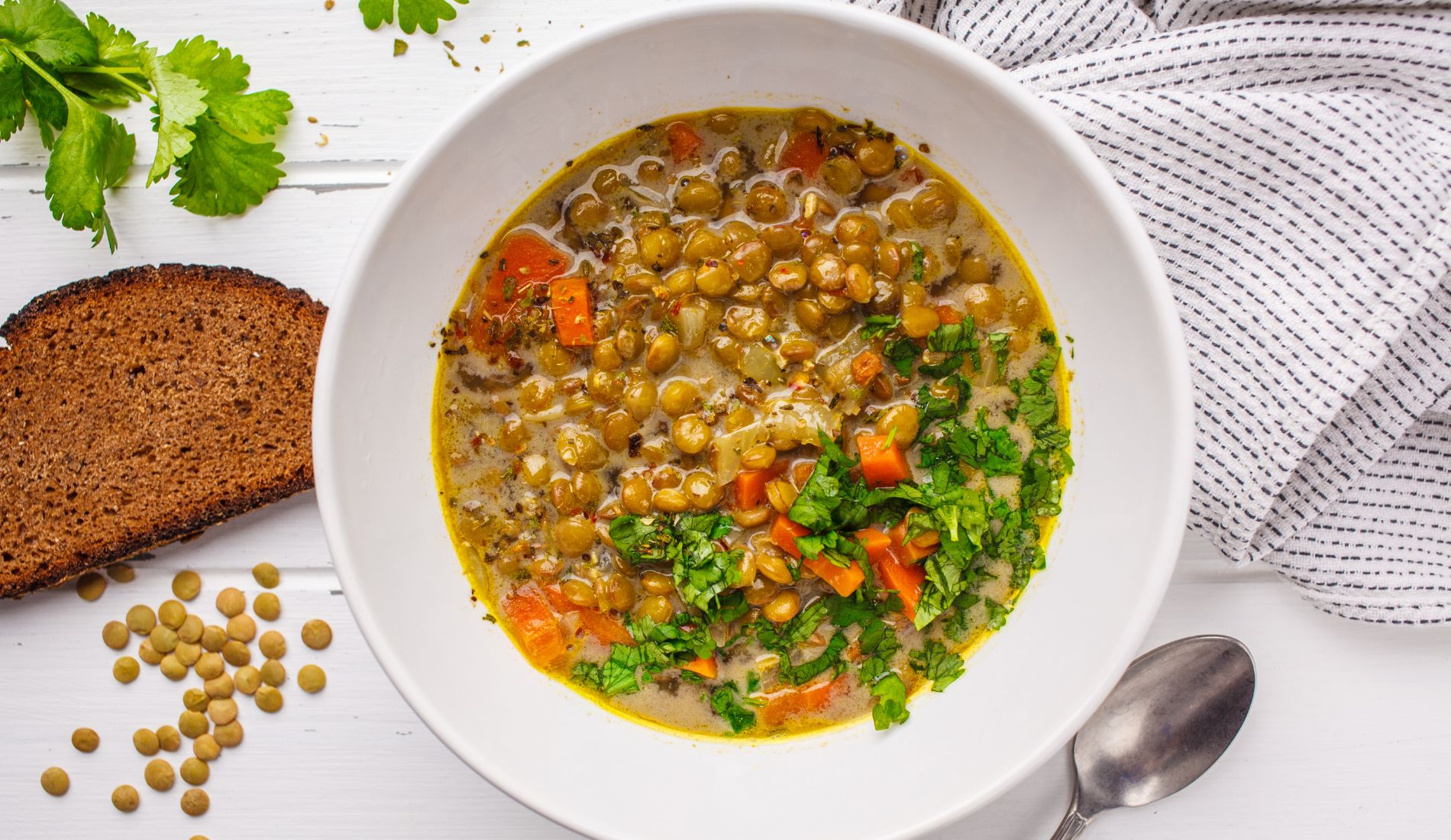 Gelbe Linsensuppe mit einer Scheibe Brot