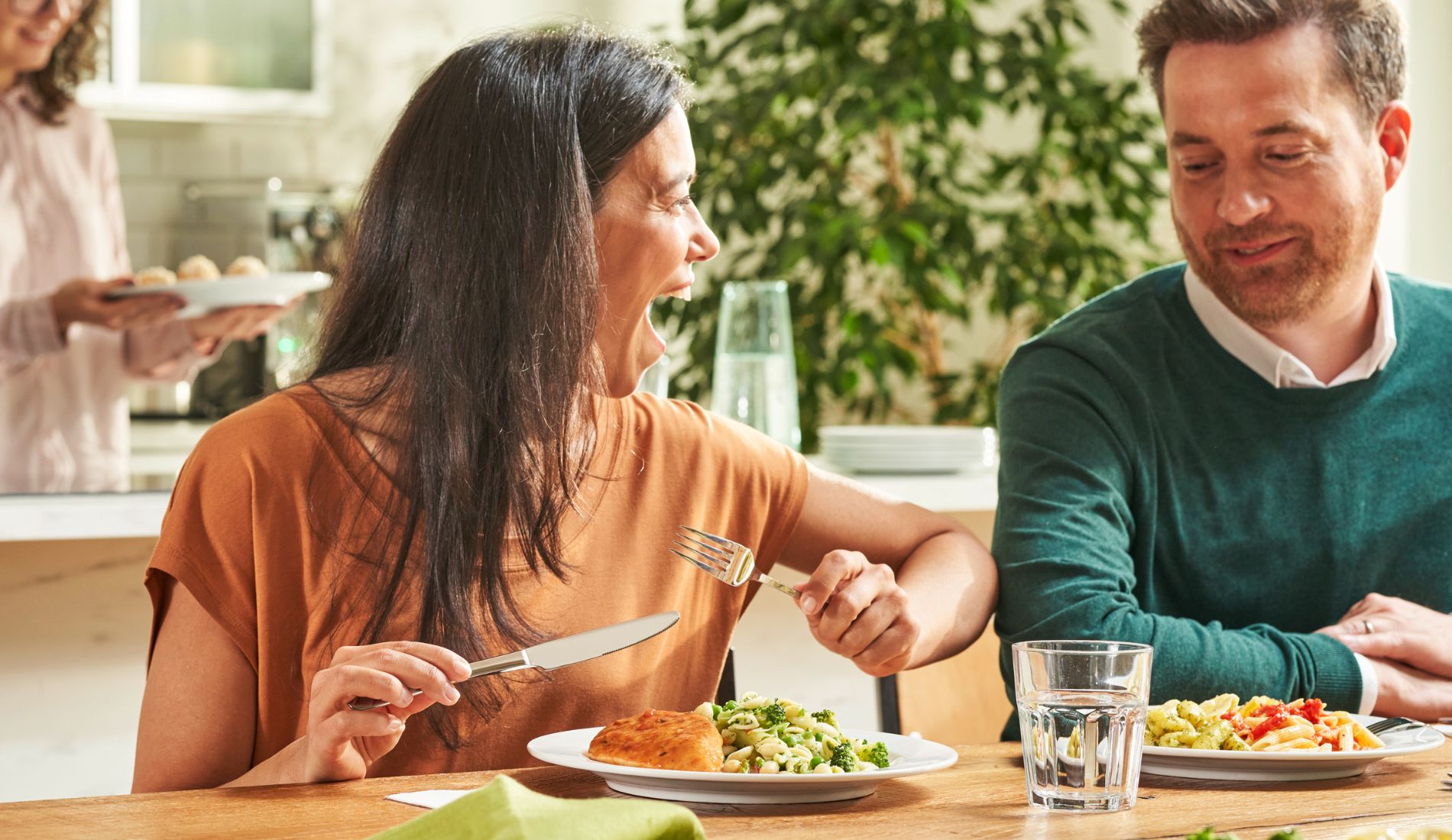 Frau und Mann essen an einem Tisch